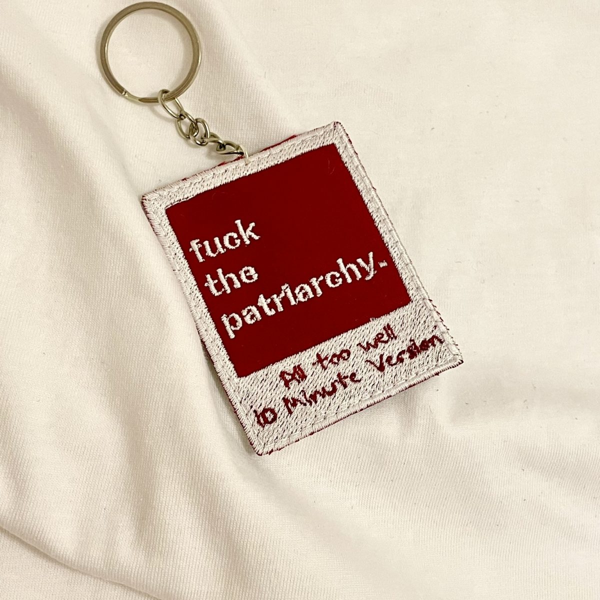 Fuck the Patriarchy Breloc Brodat Red All Too Well, cu spate din fetru si lant de metal