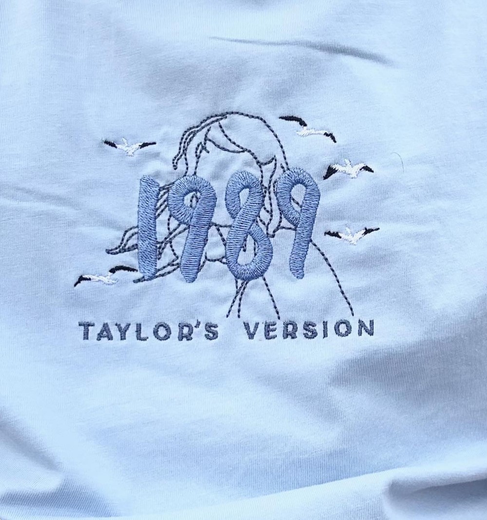1989 Taylors Version tricou brodat logo si line art